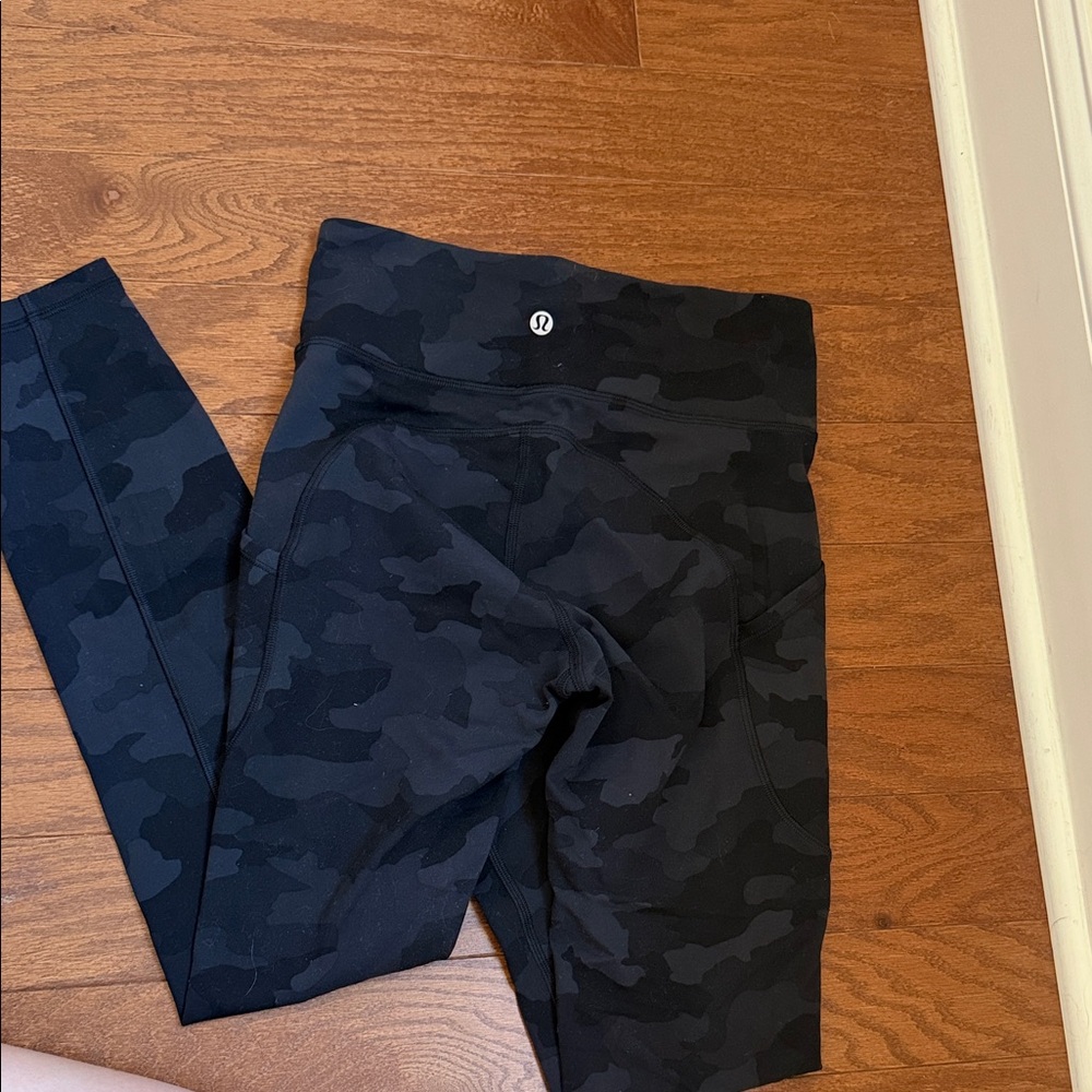 Lululemon Invigorate 25” legging in black camo - Picture 1 of 3